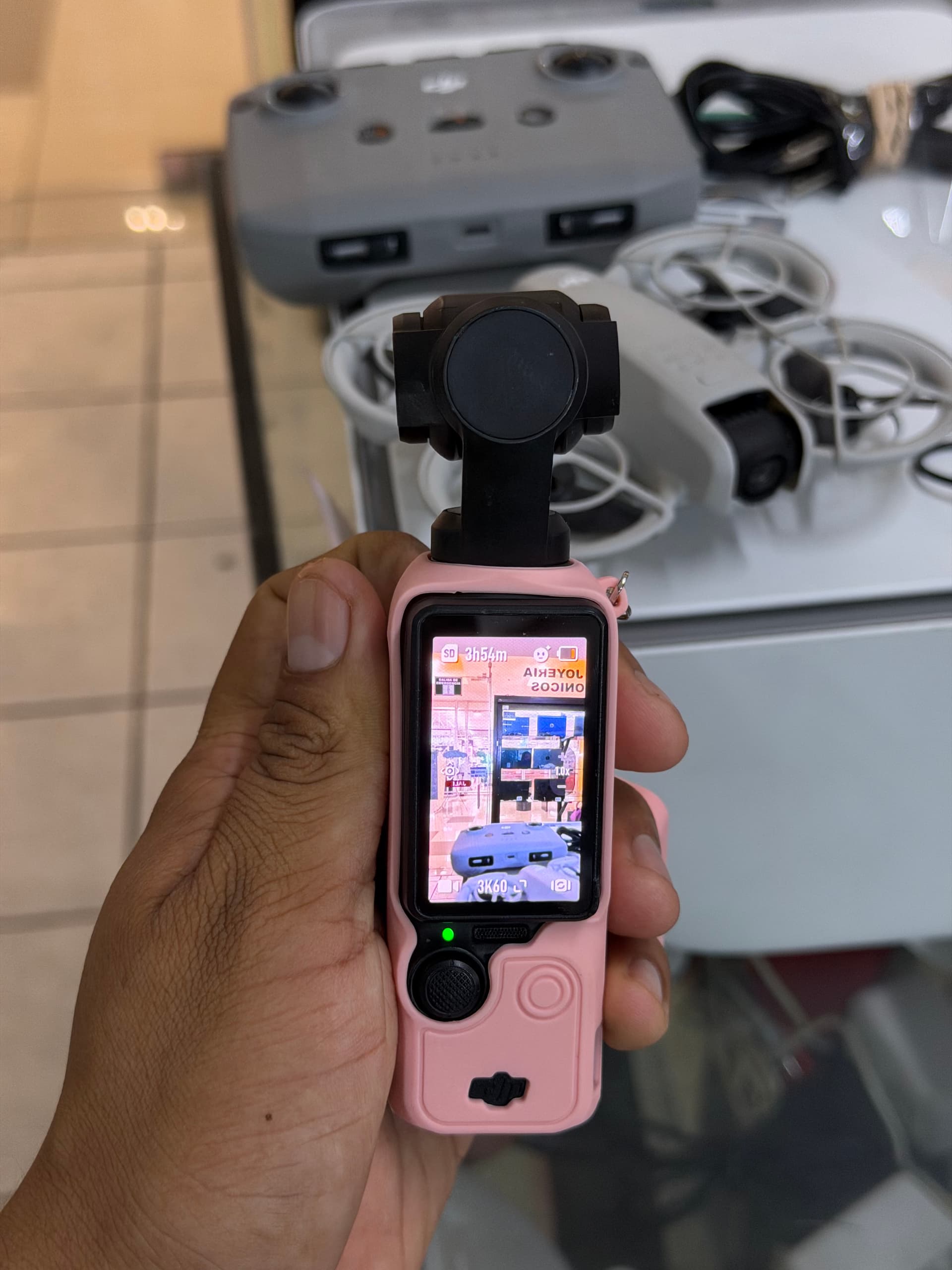 Cámara Dji Drone Osmo pocket 3 protector rosa seminuevo con SD INCLUIDA