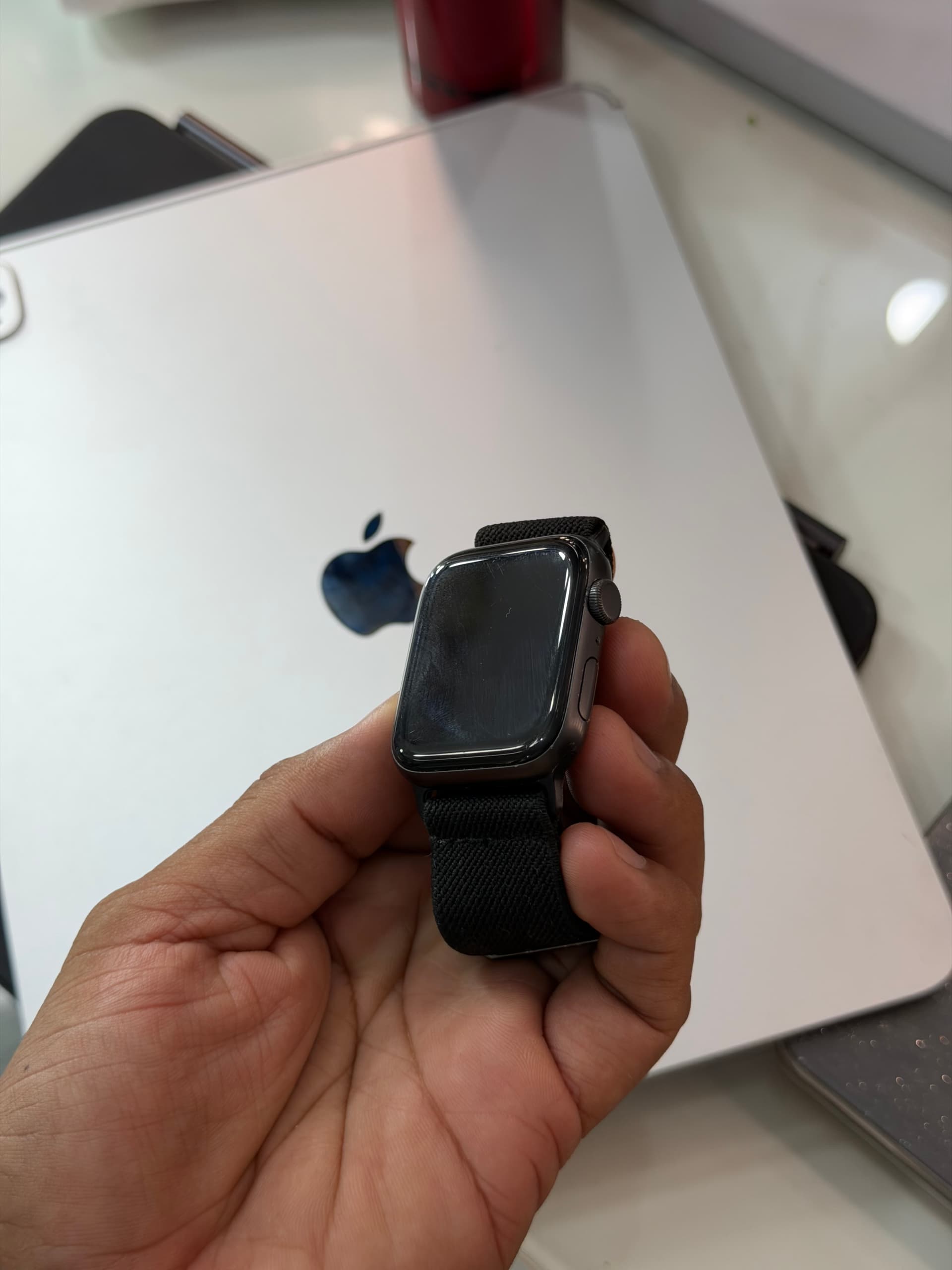 Apple Watch SE 2 negro 44mm (grande ) con cable de carga sin detalles de funcionamiento