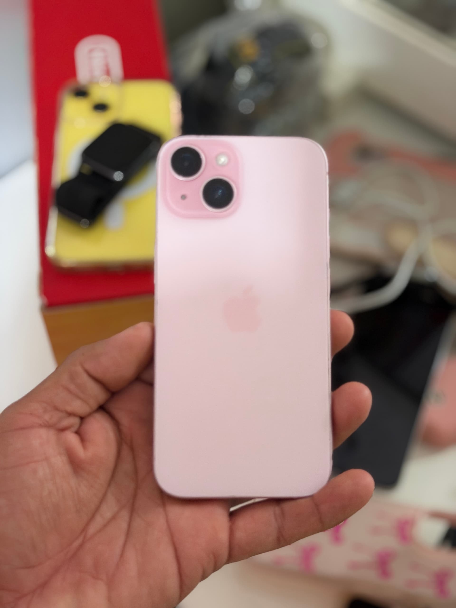 Apple iPhone 15 rosa libre de fábrica e sim ROSA 128 gb 85% detalle en Face ID