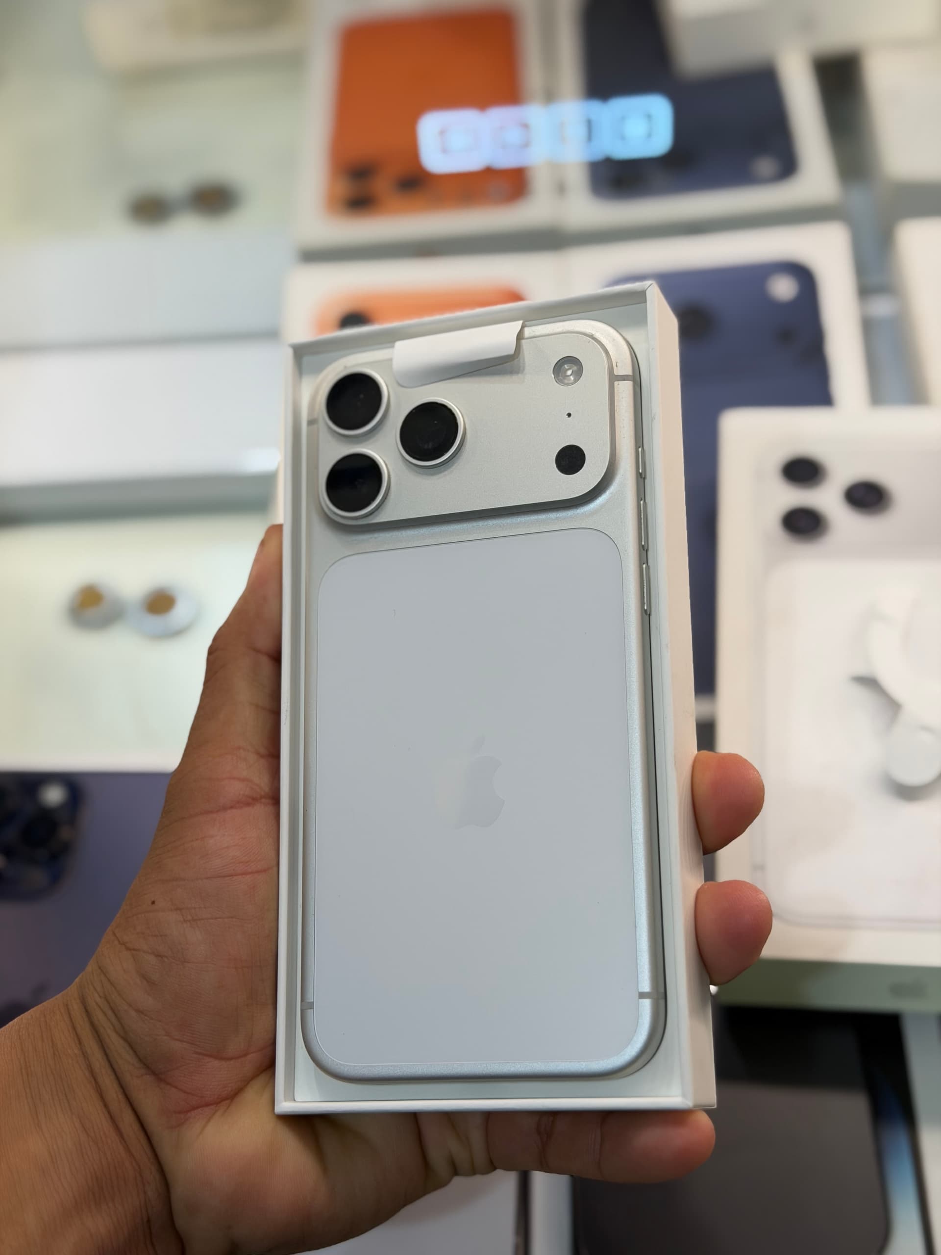 iPhone 17 pro Max blanco 256 gb 96% impecable caja como nuevo. Única dueña con ticket ✨‼️